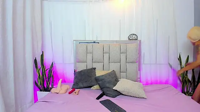 Snapshot of Cherry_Scarlet_ chatting on 05-22-26, 11:32 Cherry Scarlet online show from 05-22-26, 11:32