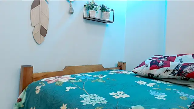 hotlatinaluna23 online show from 05-20-26, 01:50