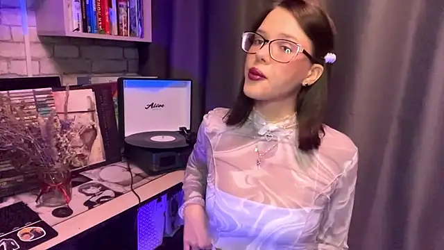 Snapshot of SarahHunnye chatting on 03-17-26, 10:18 SarahHunnye online show from 03-17-26, 10:18