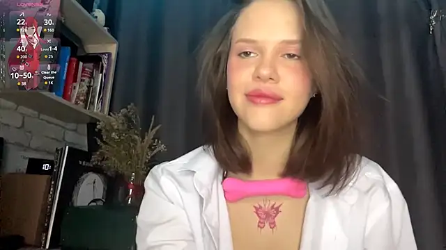 Snapshot of SarahHunnye chatting on 03-24-26, 12:15 SarahHunnye online show from 03-24-26, 12:15