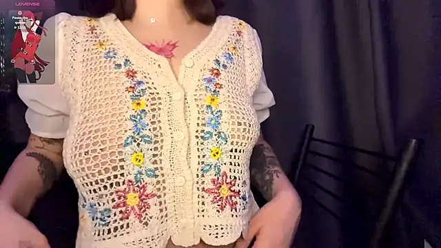 Snapshot of SarahHunnye chatting on 03-27-26, 12:27 SarahHunnye online show from 03-27-26, 12:27