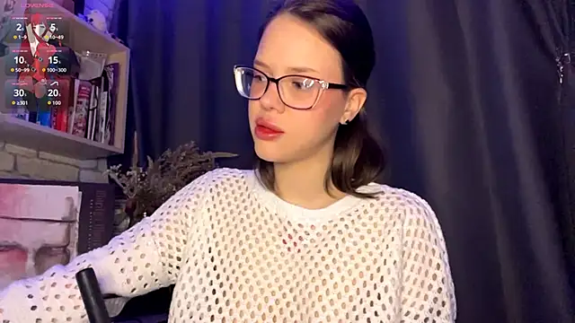 Snapshot of SarahHunnye chatting on 03-28-26, 12:21 SarahHunnye online show from 03-28-26, 12:21