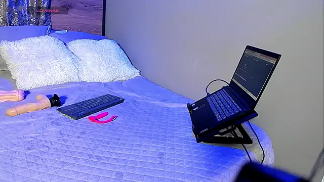 Snapshot of Enzoo98_ chatting on 03-15-26, 01:11 Enzoo98 online show from 03-15-26, 01:11