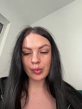 Snapshot of Olenit_ chatting on 03-18-26, 10:40 Olenit online show from 03-18-26, 10:40