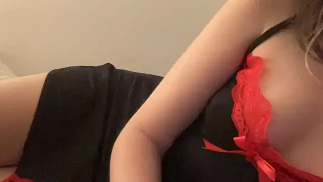 Snapshot of louloupoils chatting on 03-18-26, 12:47 louloupoils online show from 03-18-26, 12:47