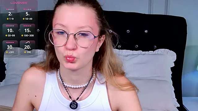 Snapshot of AmelieViolet chatting on 05-20-26, 03:34 AmelieViolet online show from 05-20-26, 03:34