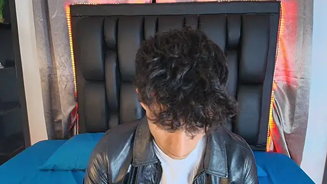 Snapshot of MaxiimoRomano_ chatting on 06-19-26, 04:33 MaxiimoRomano online show from 06-19-26, 04:33