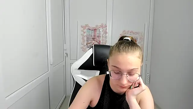 Mia kristal online show from 06-07-26, 07:34