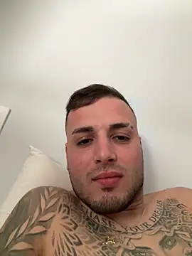 Snapshot of Roosen_1998 chatting on 04-05-26, 03:42 Roosen 1998 online show from 04-05-26, 03:42