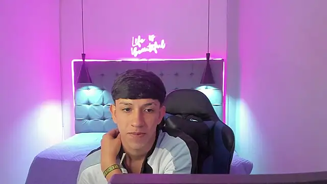 Snapshot of AdrianFranko chatting on 03-17-26, 03:37 AdrianFranko online show from 03-17-26, 03:37