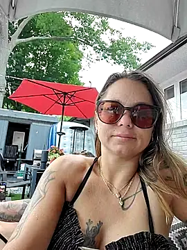 Snapshot of Couple_qc chatting on 06-28-26, 04:46 Couple qc online show from 06-28-26, 04:46