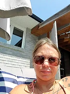 Snapshot of Couple_qc chatting on 07-26-26, 05:09 Couple qc online show from 07-26-26, 05:09