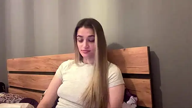 Snapshot of LillianLeroy chatting on 03-24-26, 10:42 LillianLeroy online show from 03-24-26, 10:42