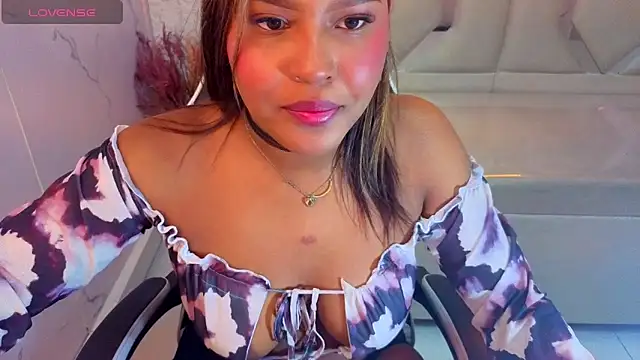 Snapshot of naomitp chatting on 06-05-26, 12:33 naomitp online show from 06-05-26, 12:33