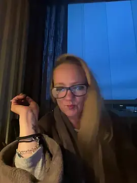 LizzieZ1975 online show from 07-01-26, 12:34