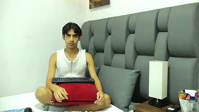  ArchieBlu  online show from 03-19-26, 07:34