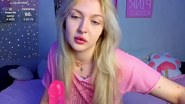 Snapshot of BlondieSummer chatting on 06-15-26, 04:09 BlondieSummer online show from 06-15-26, 04:09