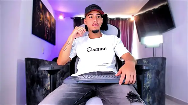 Snapshot of victor_ospina chatting on 03-19-26, 03:27 victor ospina online show from 03-19-26, 03:27