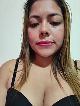 Snapshot of Yelii_ chatting on 06-17-26, 08:32 Yelii online show from 06-17-26, 08:32