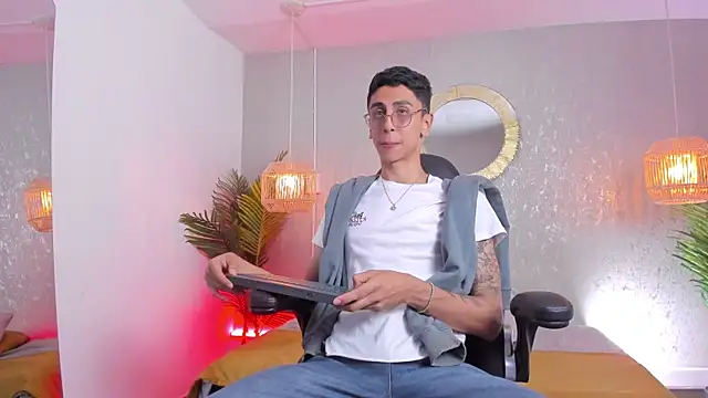 Snapshot of Gio_carangi chatting on 06-24-26, 03:16 Gio carangi online show from 06-24-26, 03:16