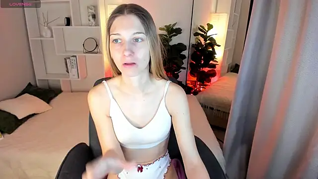 Snapshot of LauraPurr chatting on 05-26-26, 06:09 LauraPurr online show from 05-26-26, 06:09