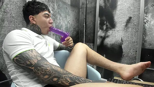 Snapshot of Gury_tattoo chatting on 05-23-26, 02:21 Gury tattoo online show from 05-23-26, 02:21