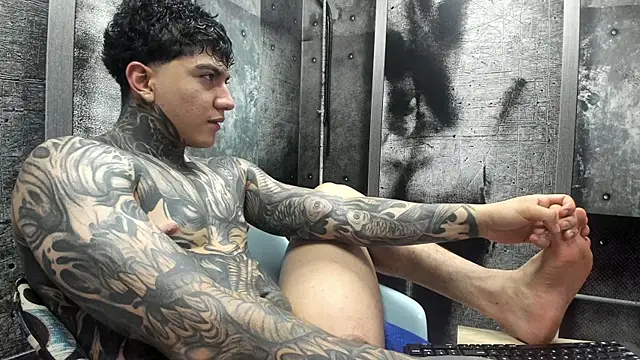 Snapshot of Gury_tattoo chatting on 06-11-26, 01:05 Gury tattoo online show from 06-11-26, 01:05