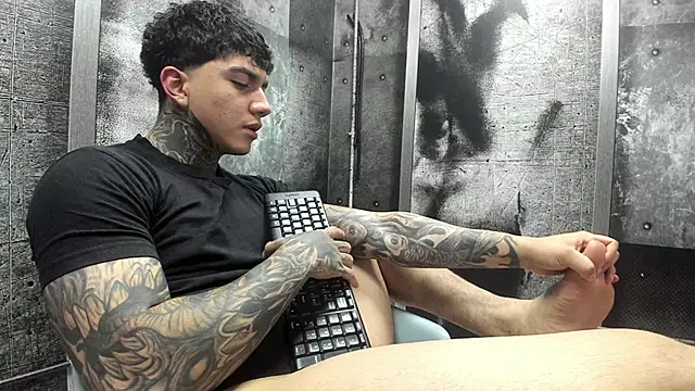 Snapshot of Gury_tattoo chatting on 06-11-26, 07:34 Gury tattoo online show from 06-11-26, 07:34