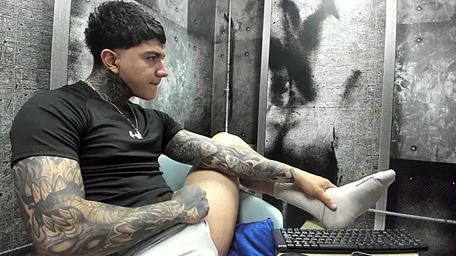 Snapshot of Gury_tattoo chatting on 06-19-26, 08:56 Gury tattoo online show from 06-19-26, 08:56