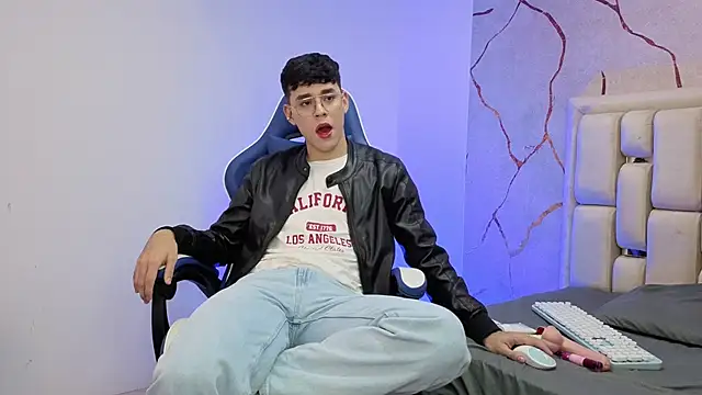 Tom Parker  online show from 04-10-26, 10:14
