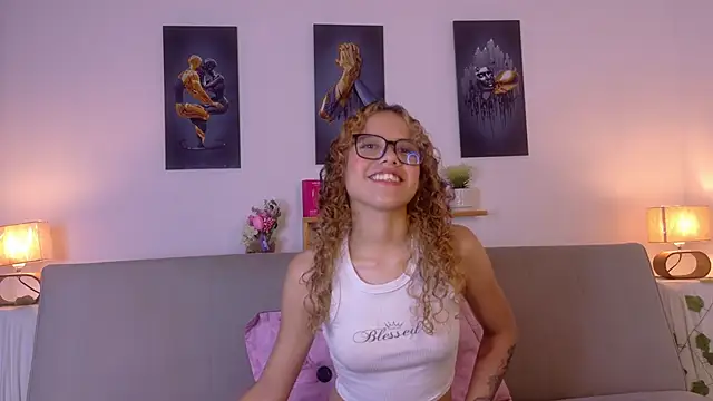 Snapshot of lia_valmont_01 chatting on 05-25-26, 06:58 lia valmont 01 online show from 05-25-26, 06:58