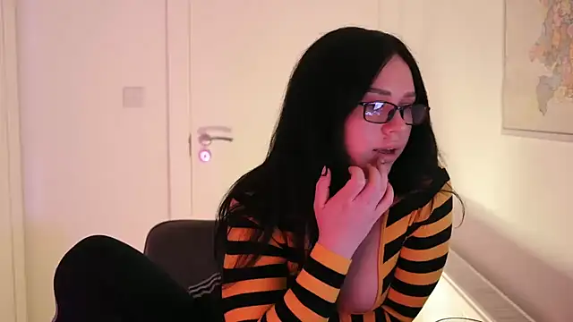 Snapshot of mira_mmira chatting on 04-04-26, 09:01 mira mmira online show from 04-04-26, 09:01