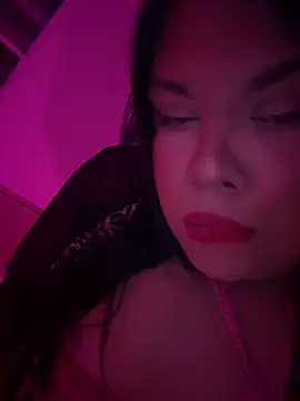 Snapshot of NicoleBBigAss chatting on 05-20-26, 11:33 NicoleBBigAss online show from 05-20-26, 11:33