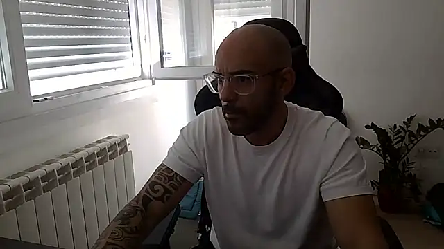 Snapshot of moreno8558 chatting on 03-25-26, 08:42 moreno8558 online show from 03-25-26, 08:42