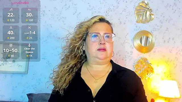 Snapshot of Martinacurvy_ chatting on 04-15-26, 10:55 Martinacurvy online show from 04-15-26, 10:55