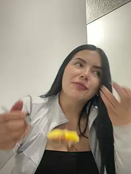 Snapshot of Cami_olarte chatting on 04-25-26, 12:35 Cami olarte online show from 04-25-26, 12:35