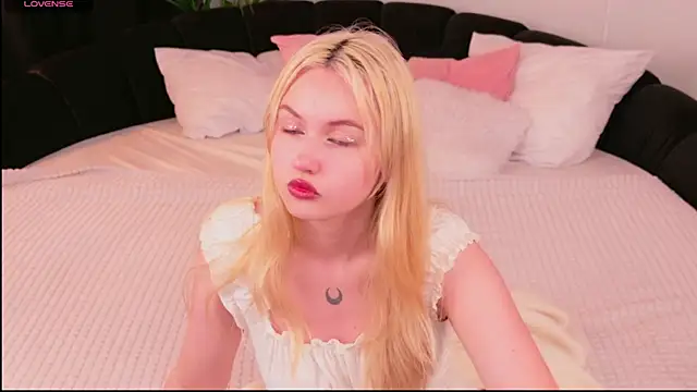 Snapshot of Lilly_Eyes chatting on 07-09-26, 01:59 Lilly Eyes online show from 07-09-26, 01:59