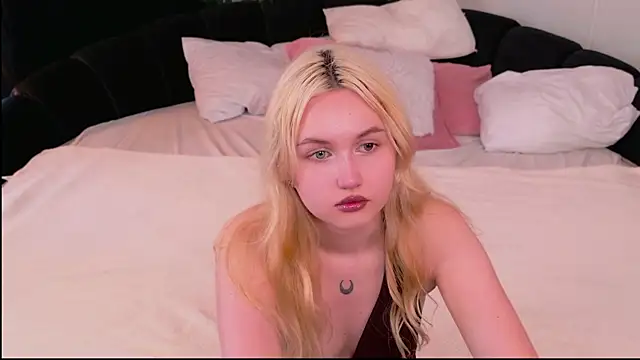 Snapshot of Lilly_Eyes chatting on 07-13-26, 01:47 Lilly Eyes online show from 07-13-26, 01:47