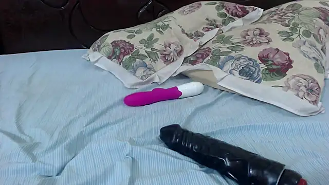 Snapshot of emmytease chatting on 04-14-26, 12:05 emmytease online show from 04-14-26, 12:05