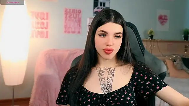 Snapshot of molly_rettyy chatting on 05-17-26, 04:21 molly rettyy online show from 05-17-26, 04:21