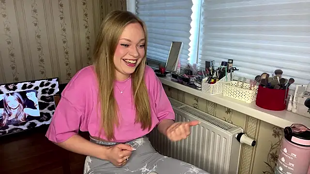 Snapshot of LolaZola chatting on 03-30-26, 11:33 LolaZola online show from 03-30-26, 11:33