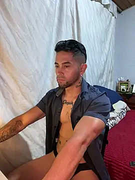 Snapshot of Sexmuscle17 chatting on 07-01-26, 03:45 Sexmuscle17 online show from 07-01-26, 03:45