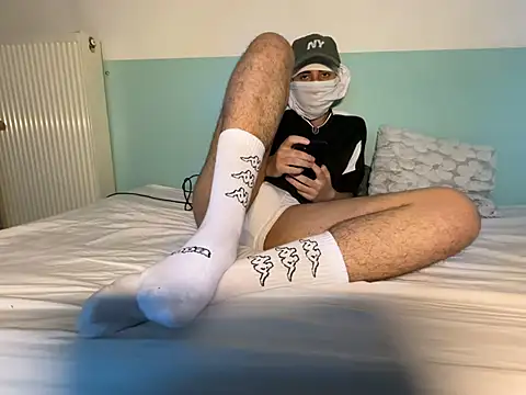 Snapshot of Rebeu_77 chatting on 05-21-26, 06:26 Rebeu 77 online show from 05-21-26, 06:26