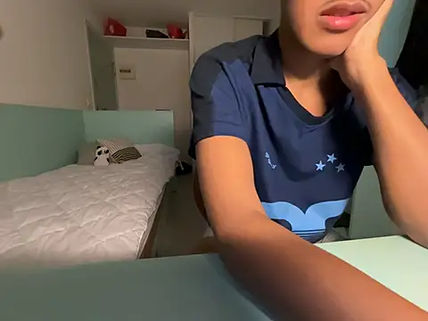 Snapshot of Rebeu_77 chatting on 07-18-26, 04:00 Rebeu 77 online show from 07-18-26, 04:00