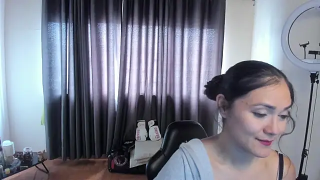 Snapshot of FreyaRouge chatting on 07-11-26, 06:43 FreyaRouge online show from 07-11-26, 06:43