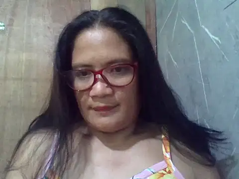Snapshot of PinayZaira chatting on 05-13-26, 11:33 PinayZaira online show from 05-13-26, 11:33