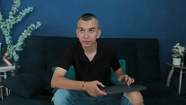 Snapshot of Rowan_Cley chatting on 07-19-26, 07:50 Rowan Cley online show from 07-19-26, 07:50