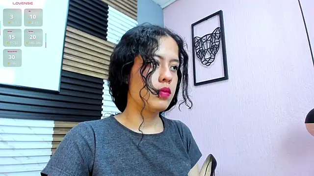 Snapshot of Kaira_luxury chatting on 05-23-26, 03:01 Kaira luxury online show from 05-23-26, 03:01