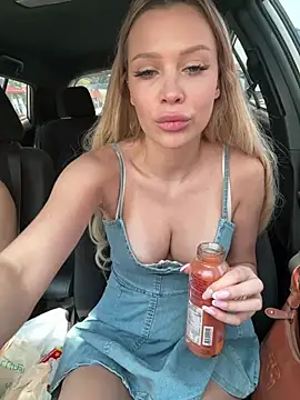 Snapshot of Girl-Mia chatting on 04-26-26, 04:54 Girl-Mia online show from 04-26-26, 04:54