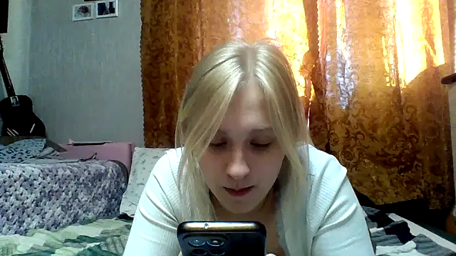 Snapshot of IsOlli chatting on 06-04-26, 01:17 IsOlli online show from 06-04-26, 01:17